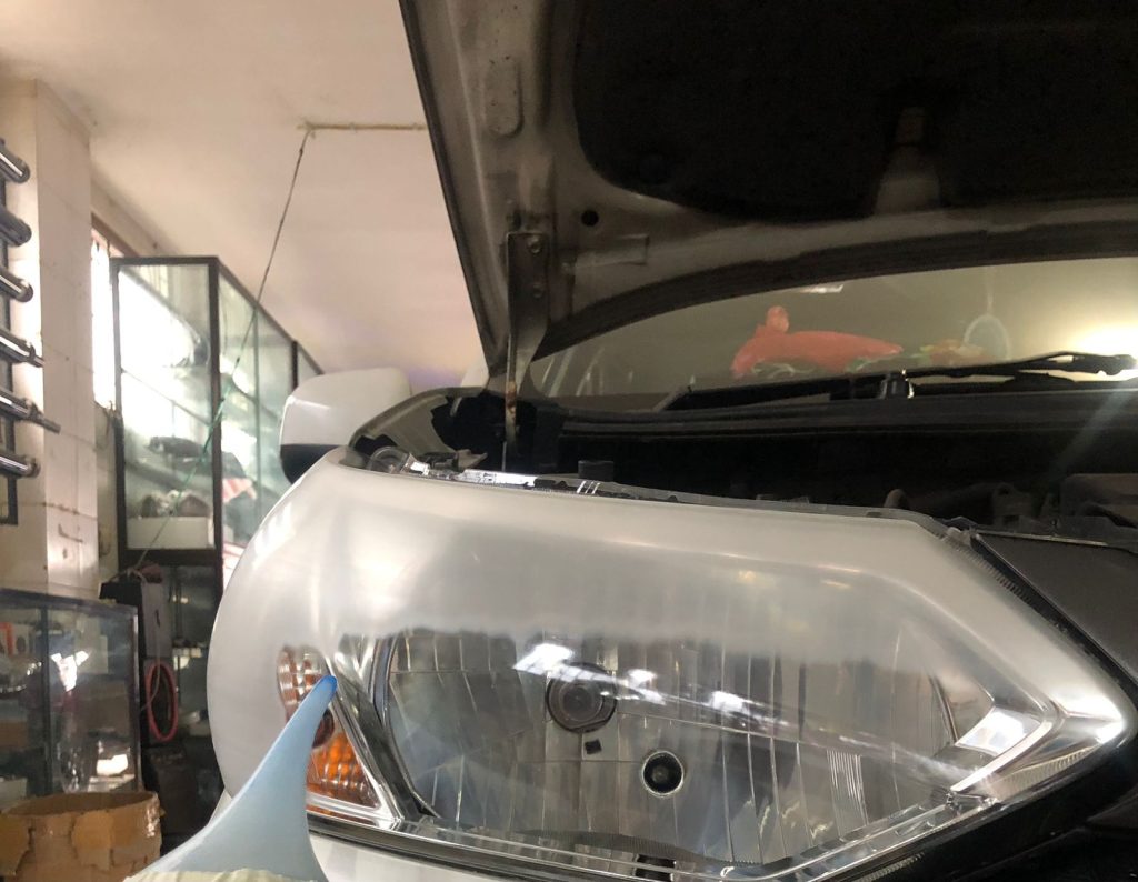 seblum poles lampu mobil